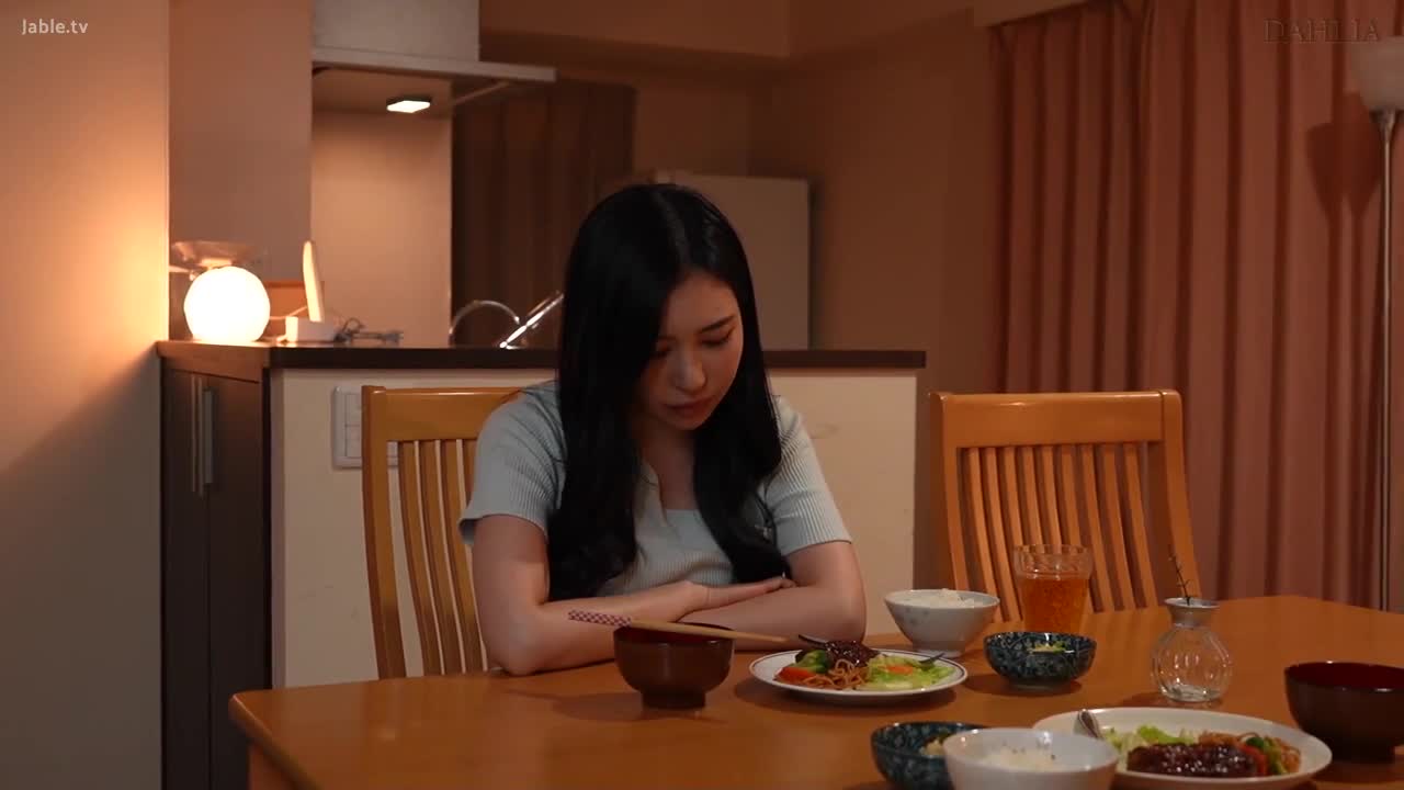 DLDSS-310 Yuko Ono，一位沮丧的妻子，引诱住在隔壁的处女，并以女牛仔的姿势骑著他的鸡巴