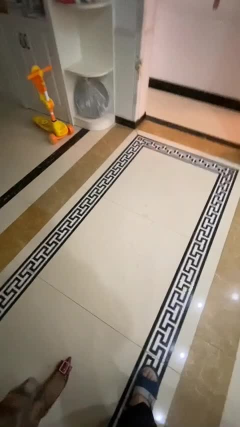 yy8ycom 海角大神， 趁妹妹不在家，让妹夫好好发泄一下。大姨子主动穿旗袍勾引妹夫操她骚穴，无套内射夹住妹夫给的精液