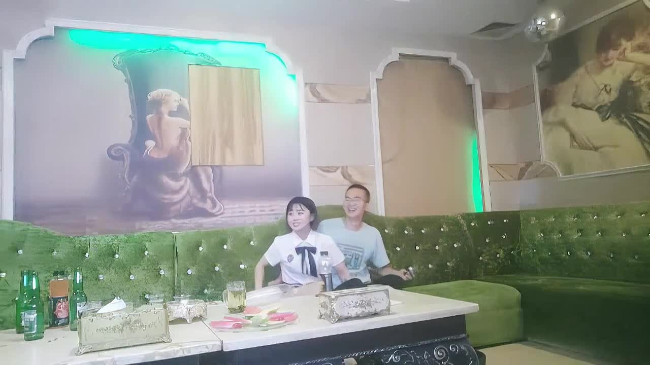 yy8ycom 商K达人，激情一整夜，今晚学生妹主题，一曲《大风吹》氛围拉满，与小萝莉深入交流双双高潮