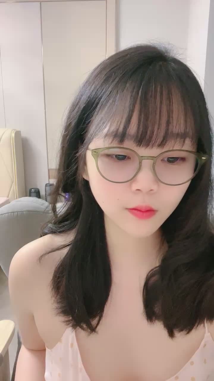 yy8ycom 美眼镜美少女桃子！极品大肥臀超诱人！特写屁股抖动，手指拍打小穴扣弄，流出好多白浆