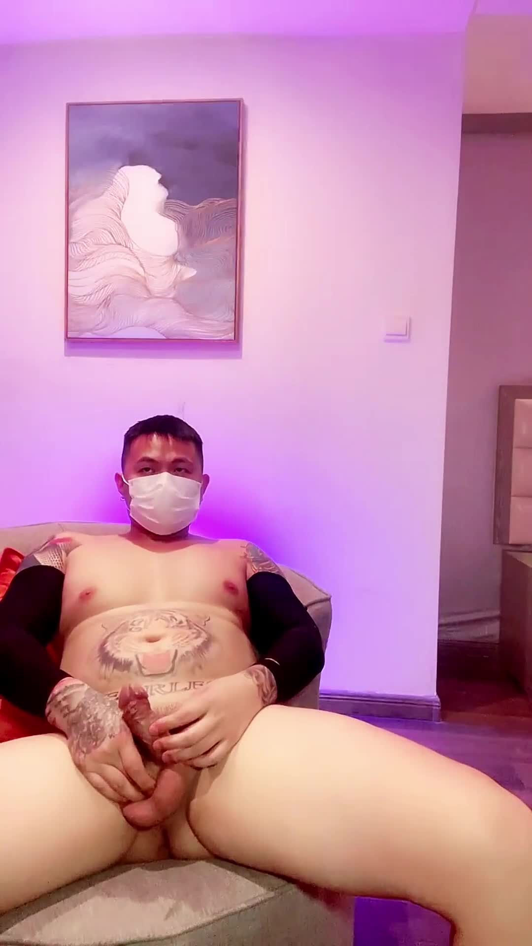 yy8ycom 颜值不错的小骚骚让社会大哥糟蹋，全程露脸玩弄奶头压身下爆操