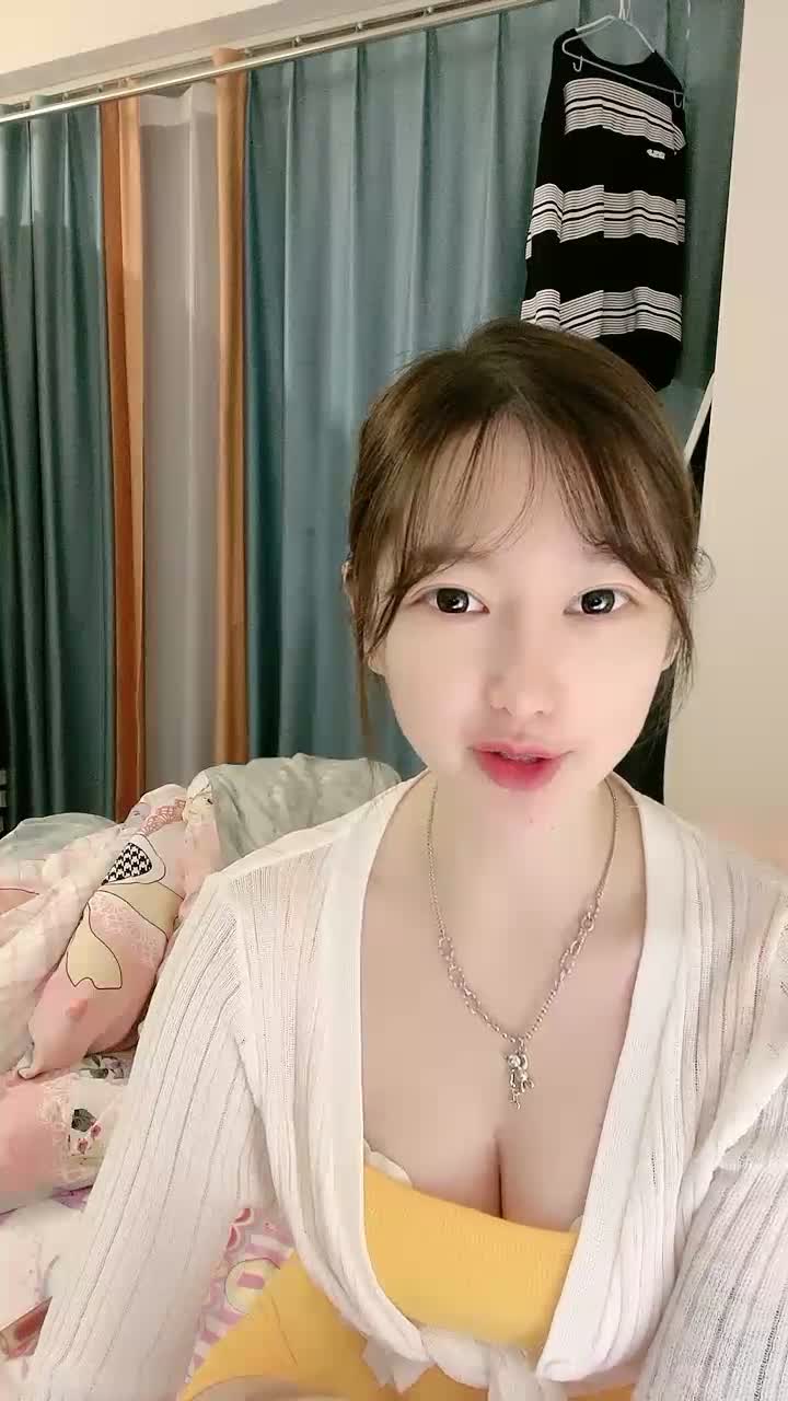 yy8ycom 颜值区乖巧美女给大家露一波，撩起内衣超嫩美乳