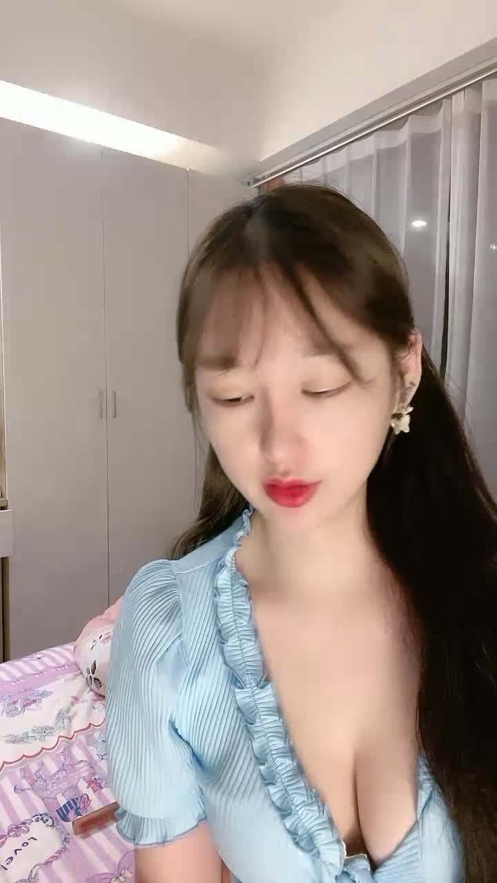 yy8ycom 颜值区极品美女下播前给大家小秀一波