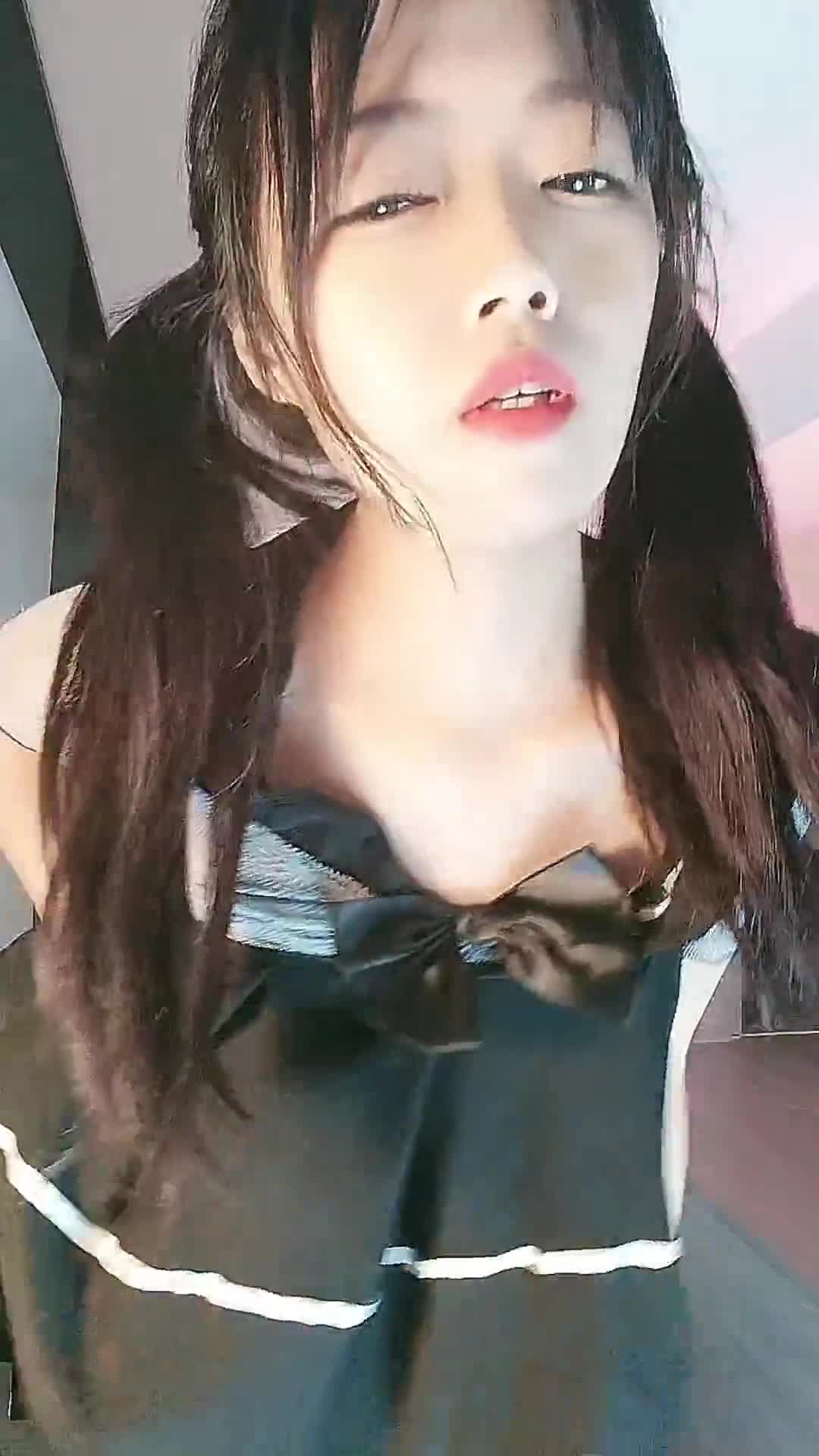 yy8ycom 舞蹈女神来袭！双马尾清纯装扮，情趣肚兜性感诱惑，扭动屁股左右摇摆，浪叫呻吟酥麻.