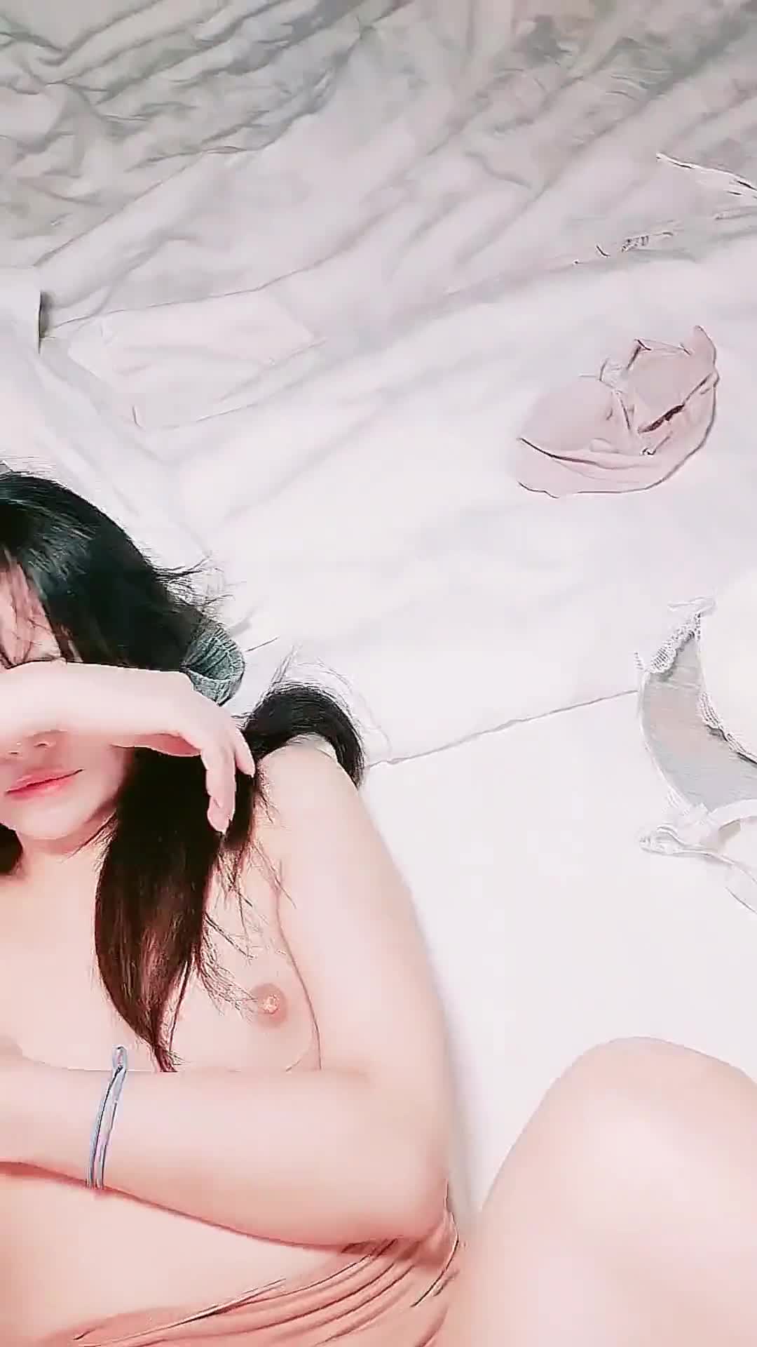 yy8ycom 极品小萝莉，手持镜头全程无套爆操一线天，无套冲刺内射特写粉穴