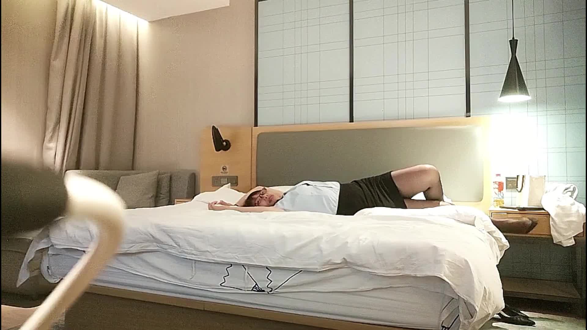 yy8ycom 【小智寻花】酒店约操眼镜骚女，肉感身材69姿势口交，张开双腿正入爆操