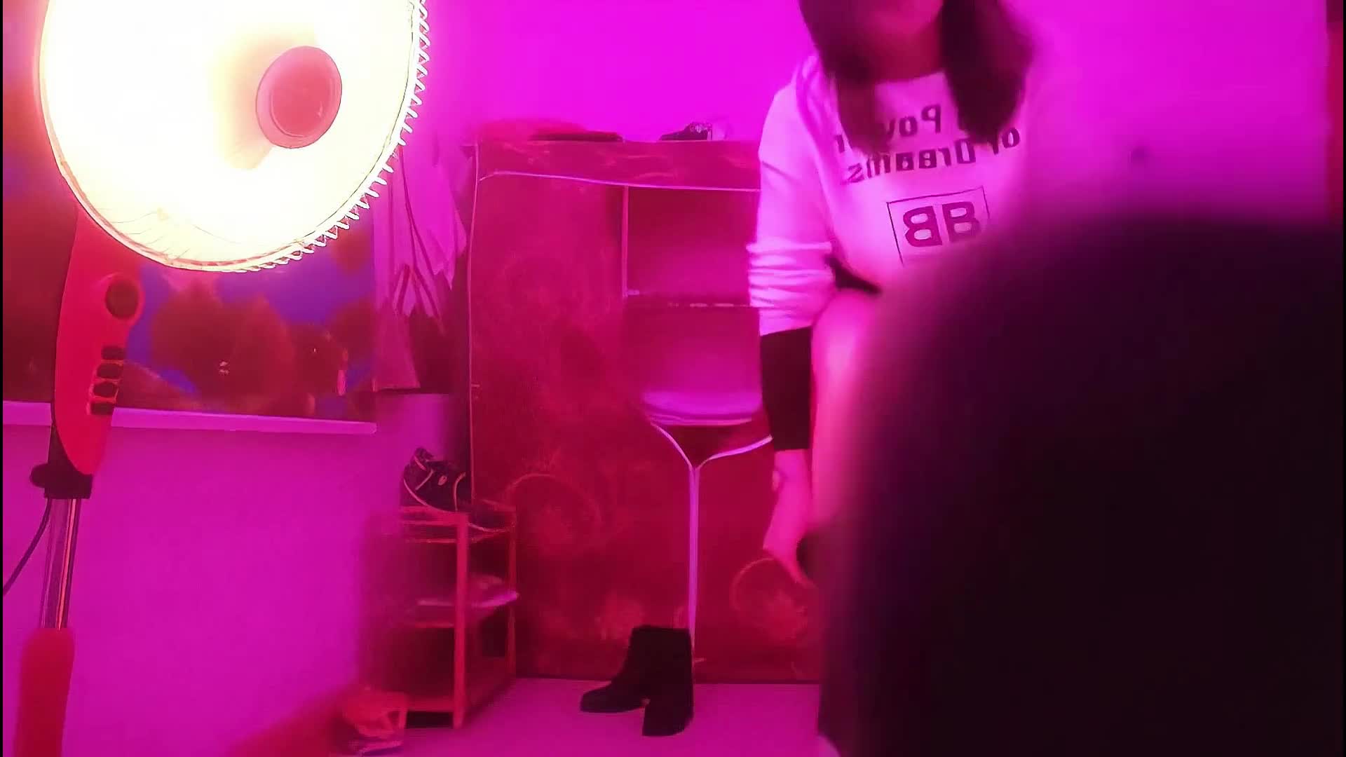 yy8ycom 广顺探花】外围品质女神，几百块就能干一发，环境虽然简陋，挡不住这好身材和脸蛋，交合狂插激情一刻