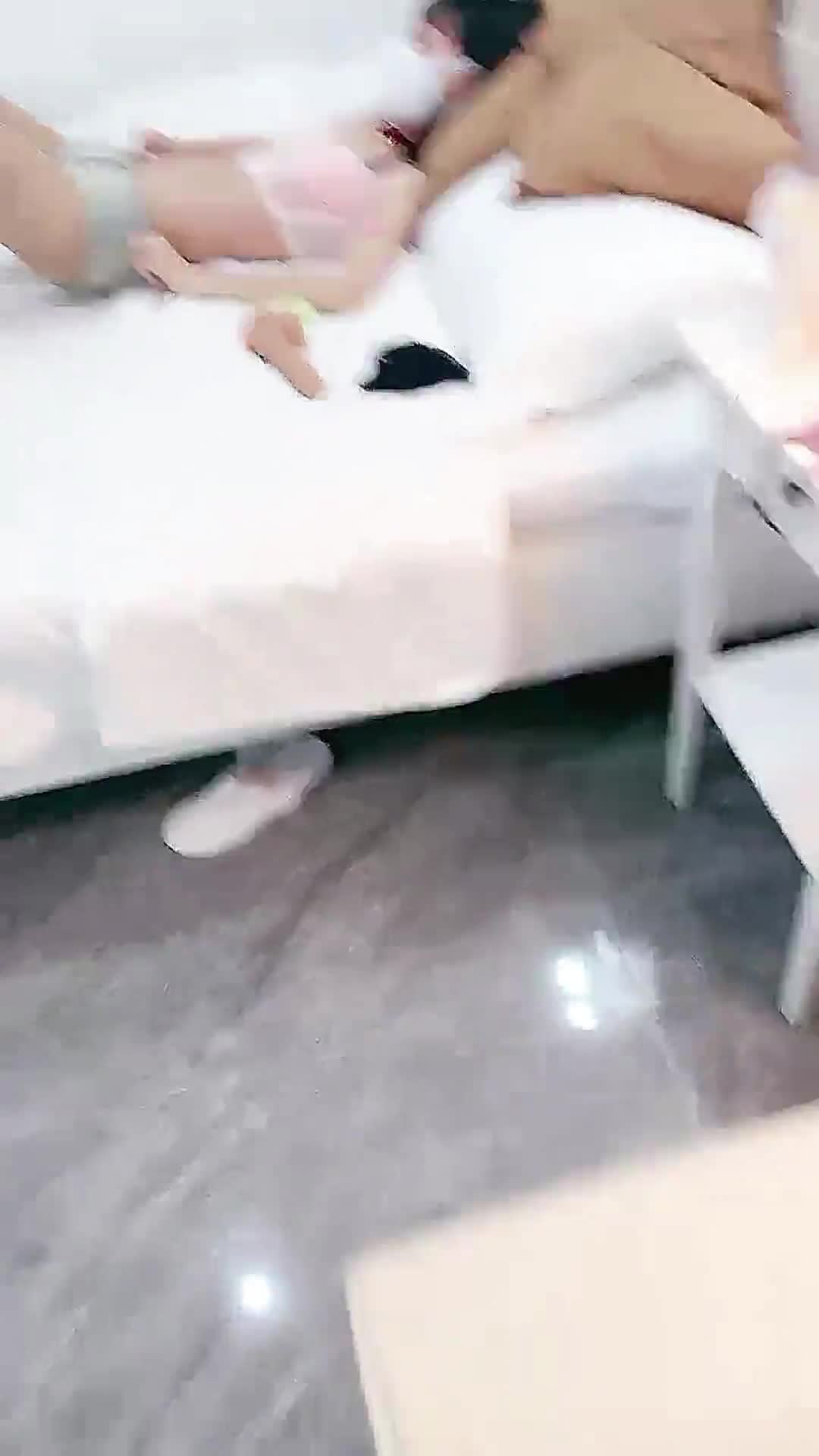 yy8ycom 腰以下多是腿【1】80多斤模特主播小姐姐，肉丝美腿足交，沙发上扭动细腰骑坐，S型身材后入爆操小穴
