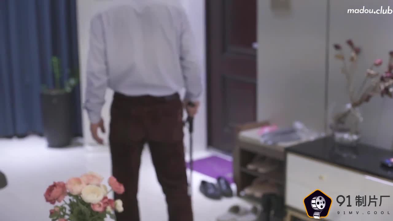 饥渴的洋妞 洋妞当着盲人老公极限诱惑帅气快递员