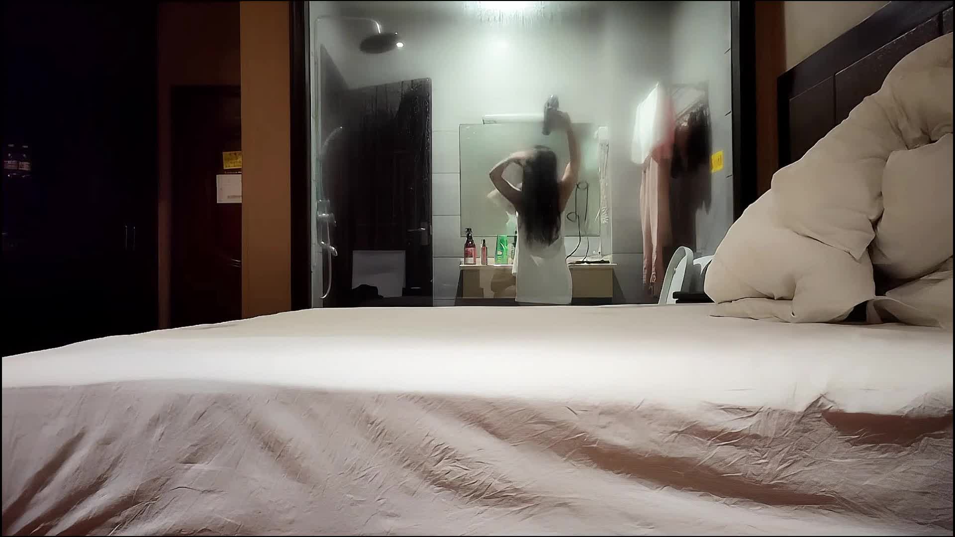 yy8ycom 【快乐三人行】北京换妻圈资深单男，约人妻酒店钟点房再续前缘，坚挺美乳，清秀熔岩，超清画质，激情四射撸管佳作