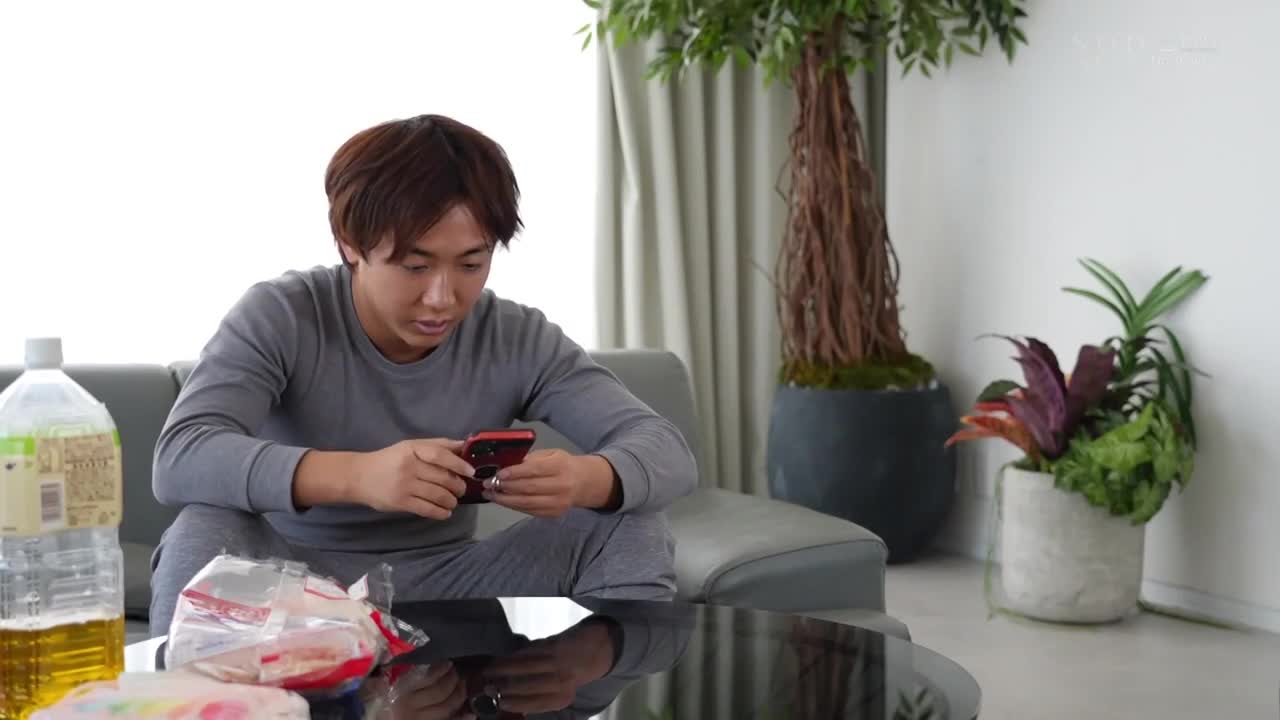 STARS-632 当我试图DM一个没有用的前游泳运动员的受欢迎的运动脚轮时，我得到了回复......喝完酒后，我和一个骑马女牛仔一起去170厘米高的酒店，磨掉了根！背面是超级肉食少女！！青木桃