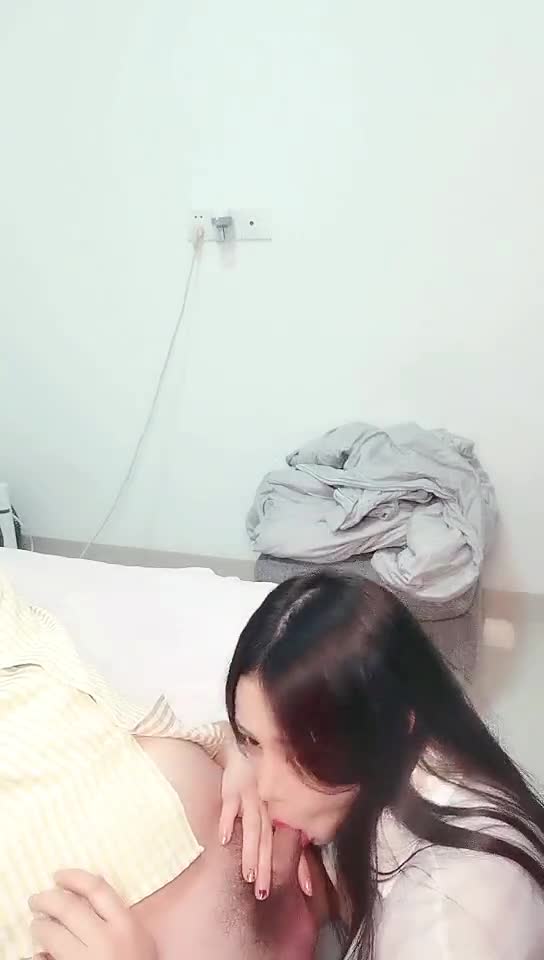 yy8ycom 粉奶黑丝小姐姐露脸勾搭小哥哥激情性爱，让小哥从后面揉捏骚奶子，口交大鸡巴床上无套抽插，表情好骚真刺激