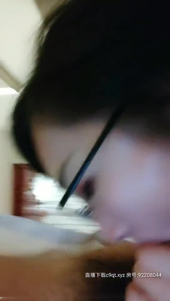 yy8ycom 戴着金丝眼镜样子很斯文的英语老师哎娜没想到脱光衣服操逼那么淫骚逼毛多性欲强