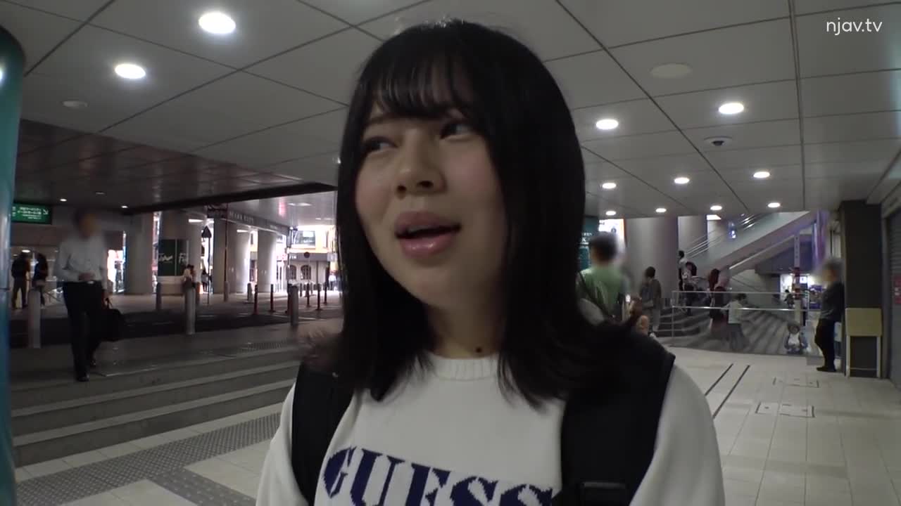 SIRO-5229 【放学回家路上AV登场！  】你可能以为她是随处可见的普通女大学生，其实她是个相当淫荡的女孩！她白皙的身体被吃得一团糟