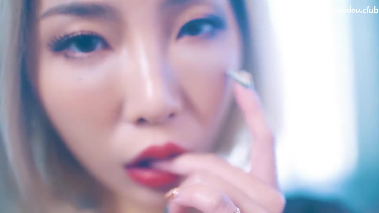 运动女孩初登场  色色的纸牌调教游戏
