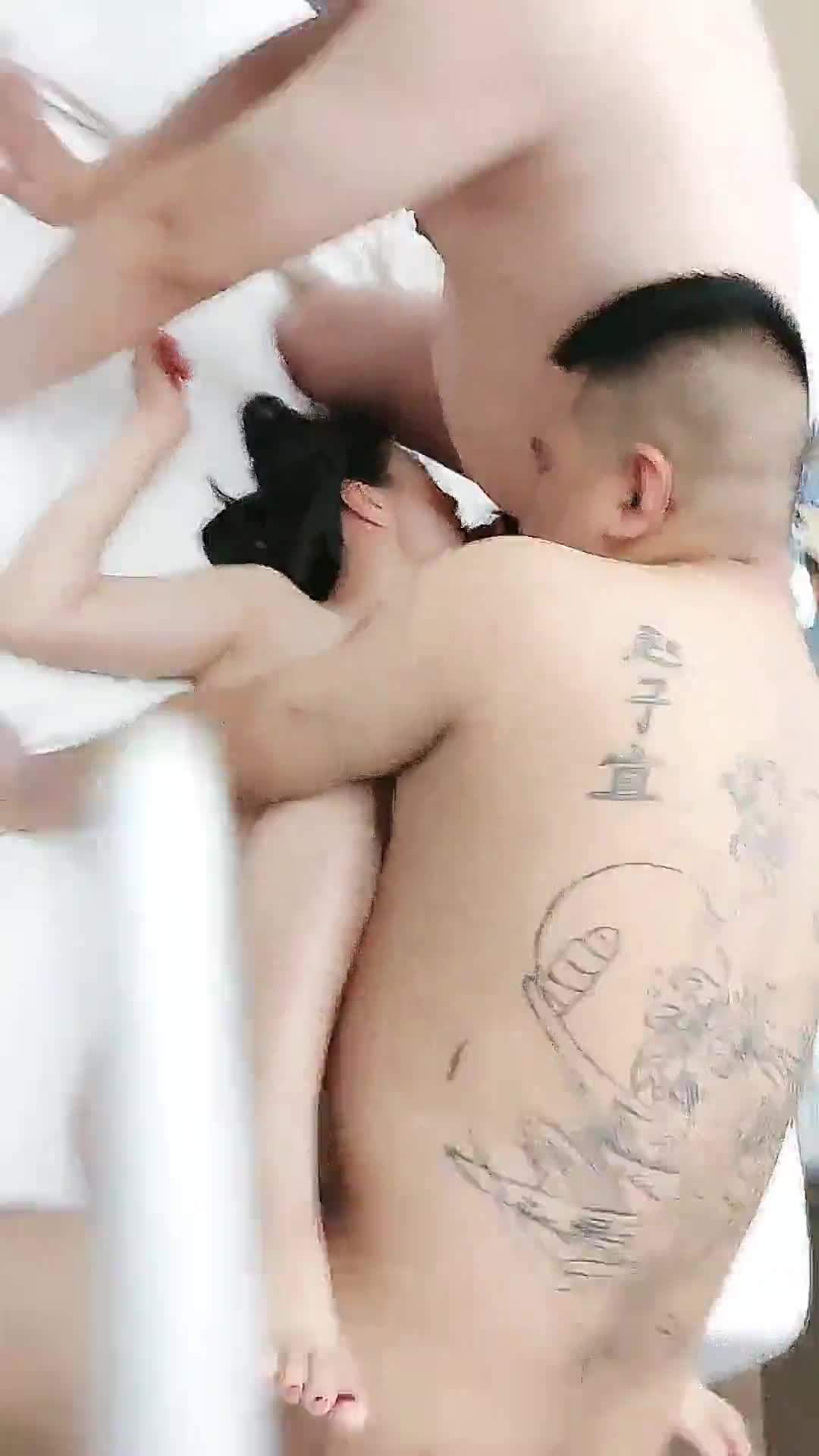 yy8ycom 少妇的欲望【下篇】熟女不是一般人能满足的，纹身大哥轮番上演性技大战