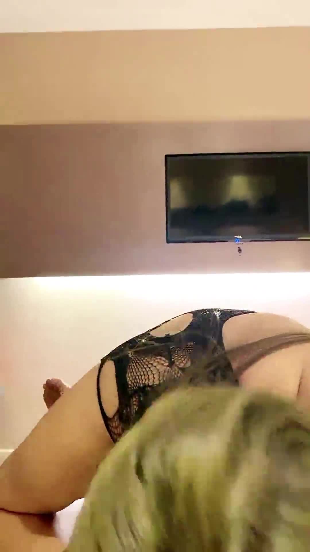 yy8ycom 自拍淫贱少妇酒店卖力深喉吃大鸡巴，少妇上位抽插