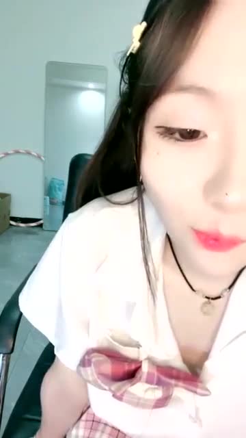 双尾甜美小姐姐！好久没播了！JK装短裙，脱光光道具自慰，假屌跳蛋双管齐下，闭眼很享受国产网约高端外围