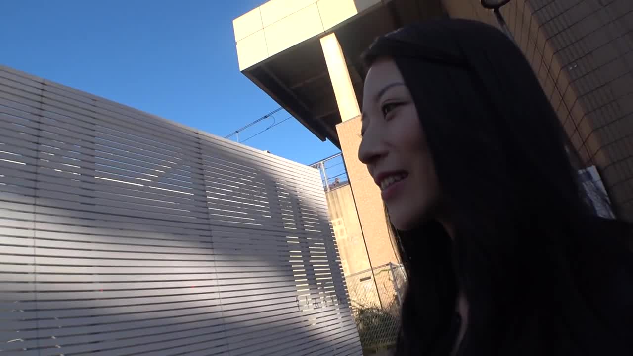 SIRO-5251 [聪明又有才华的办公室女士]“里面感觉很好...”黏稠的口交，然后是黏黏的吻。一边感受著强烈的活塞，一边发出可爱的呻吟声