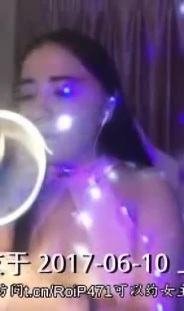网红女主播喝高了一言不合把衣服都脱了让大家饱眼福