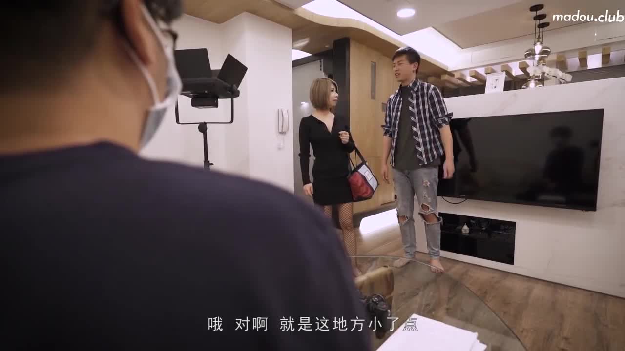 女模特与摄影师