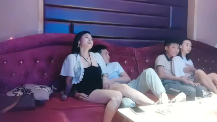 歌厅探花专攻KTV小姐姐，深夜场叫了两个妹子一人一个4P，沙发上翘起屁股后入撞击，抬起双腿猛操晃动大奶子
